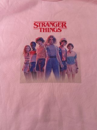 sudadera rosa de stranger things