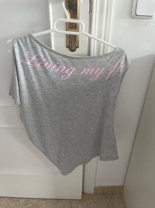 Camiseta Gris Bershka con letras rosas