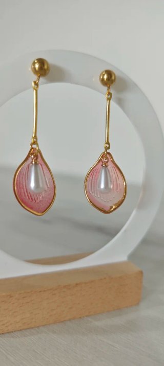 Pendientes con diseño de pétalo y perla