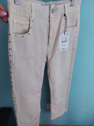 Pantalón beige con tachuelas