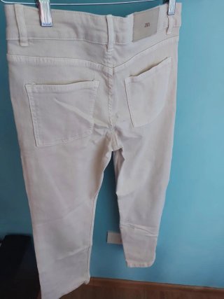 Pantalón beige con tachuelas