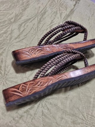 Sandalias de Madera con Abalorios