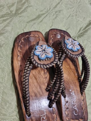 Sandalias de Madera con Abalorios