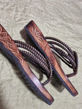 Sandalias de Madera con Abalorios