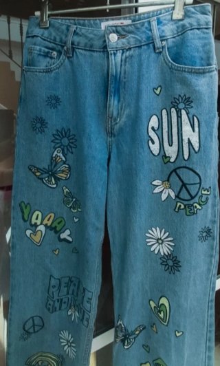 Pantalón vaquero con estampados Peace & Love