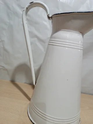 Jarra antigua esmaltada blanca