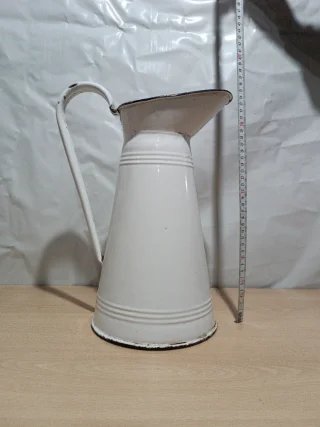 Jarra antigua esmaltada blanca