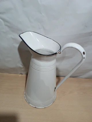 Jarra antigua esmaltada blanca