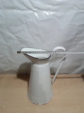 Jarra antigua esmaltada blanca