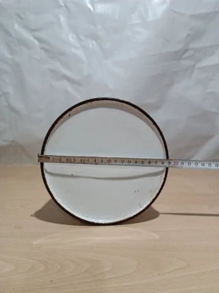 Jarra antigua esmaltada blanca