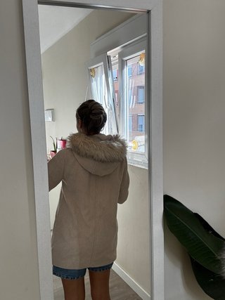 Abrigo paño beige con capucha y pelo