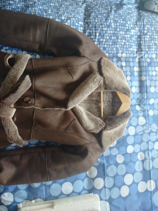 Abrigo largo marrón con cinturón
