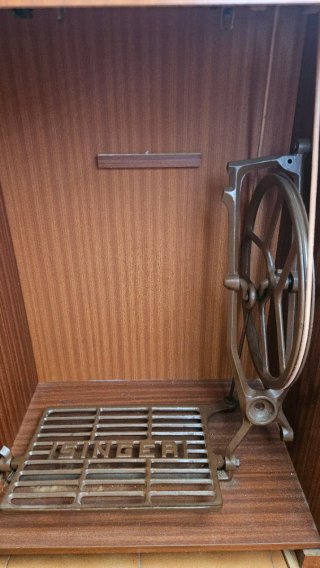 Máquina de coser Singer años 70 con mueble