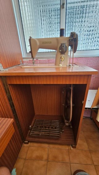 Máquina de coser Singer años 70 con mueble