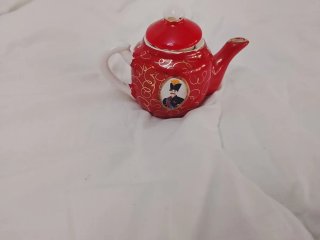 Tetera Decorativa Roja con Detalle
