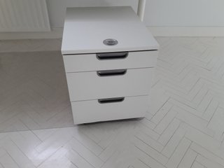 ESCRITORIO DE MADERA LACADO EN BLANCO TRES CAJONES