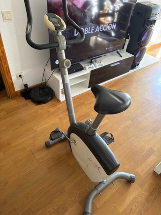 Bicicleta estática gris y negra