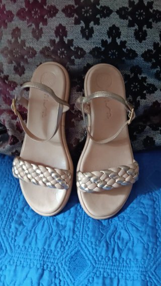 Sandalias Unisa Piel Beige y Dorado