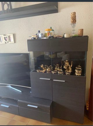 Mueble de comedor oscuro