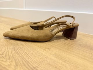 Zapatos tacón bajo ante beige