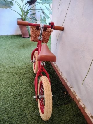 Bicicleta Banwood sin pedales roja