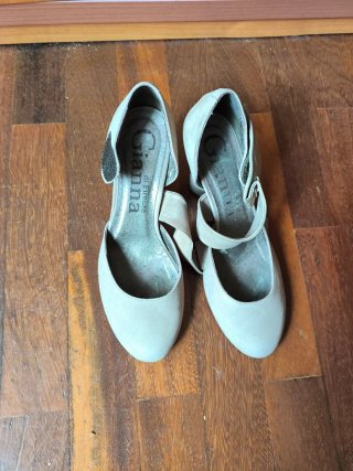 Zapatos Gianna Beige con Tira Velcro, necesita tap