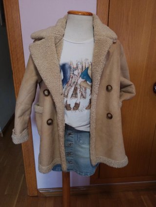Conjunto de Abrigo, Camiseta y Falda otoñal.