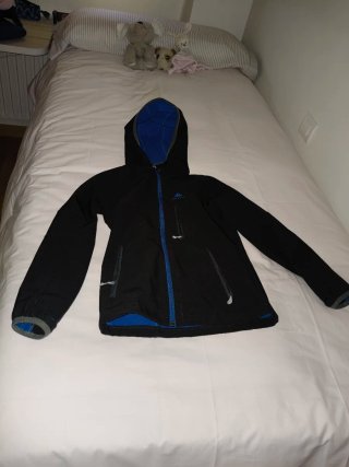 Chaqueta Quechua Softshell Negra y Azul. Talla 7-8