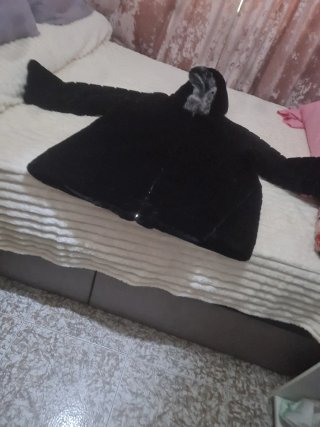 Abrigo Negro con Capucha