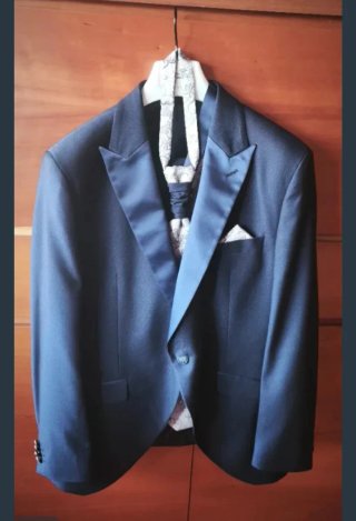 Traje de novio azul