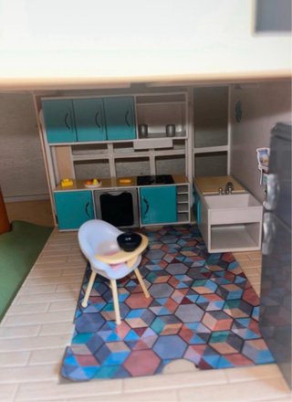Casita de muñecas con muebles