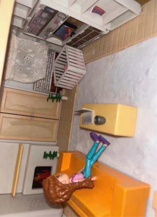 Casita de muñecas con muebles
