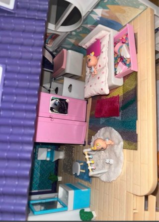 Casita de muñecas con muebles