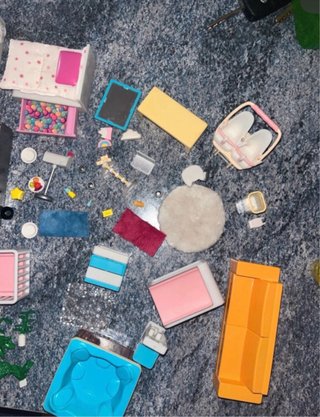 Casita de muñecas con muebles