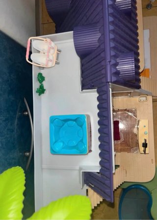 Casita de muñecas con muebles