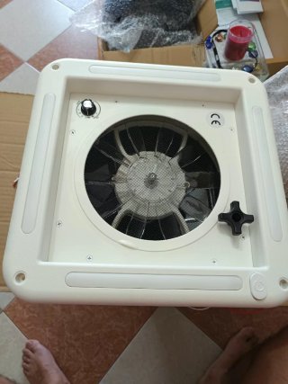 Claraboya con ventilador y tapa azul