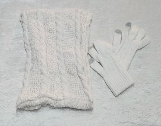 Conjunto bufanda y guantes blancos