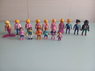 Lote 16 figuras Playmobil: mujeres, niñas y bebé