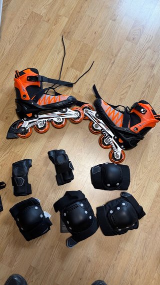 Patines en línea y protecciones naranja