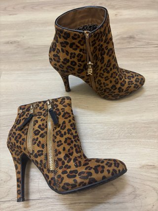 Botines de tacón con estampado animal