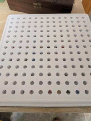 Juego de mesa con fichas de colores