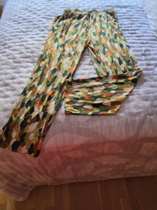 Pantalón Estampado de Hojas. Verde, marron, beig..