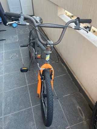 Bicicleta BMX Negra y Naranja