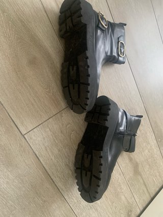 Botines negros con hebilla