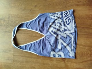 Top halter con diseño SIN