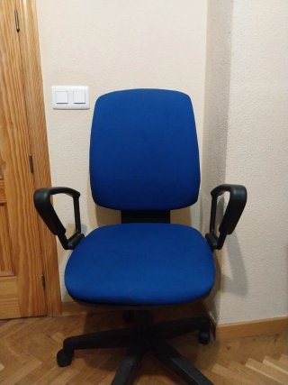 Silla de oficina azul y negra