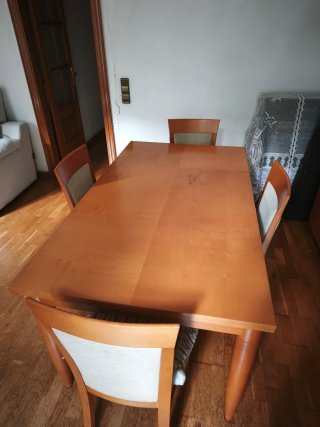 Mesa y 4 sillas comedor madera