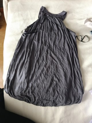 Vestido corto gris con detalles metálicos