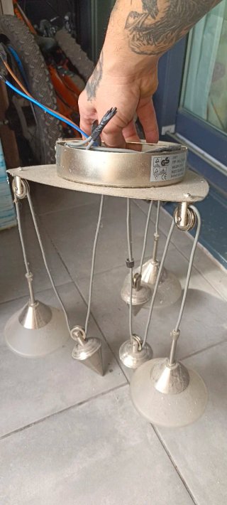 Lámpara de techo con sistema de poleas