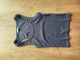 Camiseta gris con tachuelas